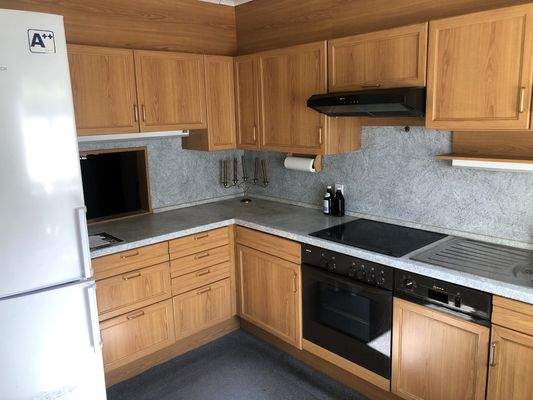 Küche mit Durchreiche