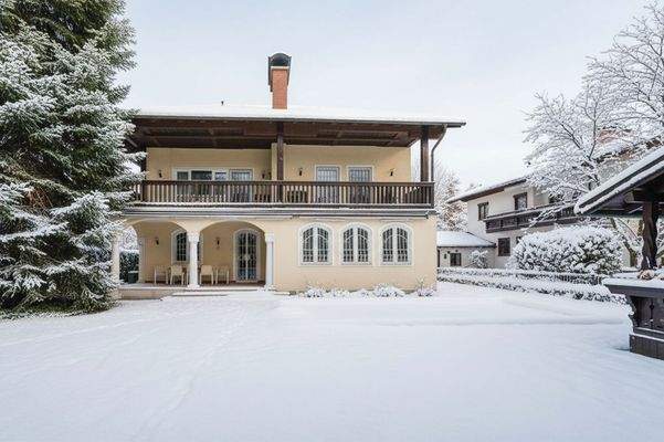 Blick vom großzügigen Garten auf die Villa 