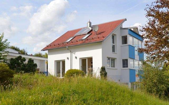 Aussenansicht vom Garten mit Blick auf die Terrasse - Eingang Wohnimmer EG