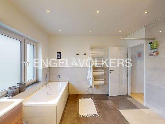 Durch das Ankleidezimmer gelangt man in das moderne Badezimmer