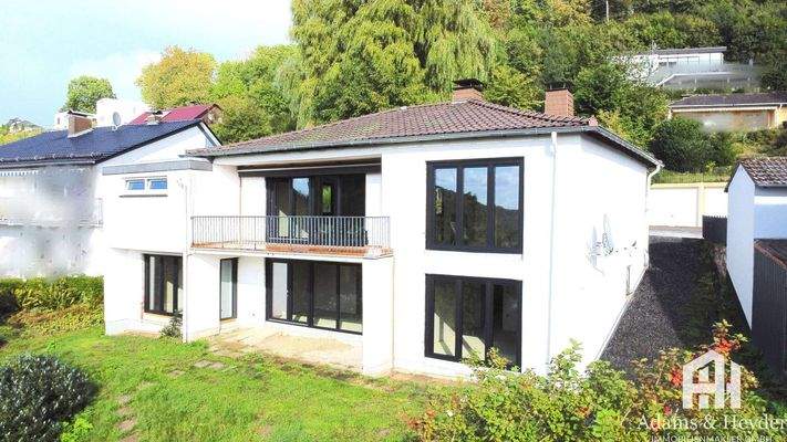 Gartenansicht Haus mit Terrasse & Balkon