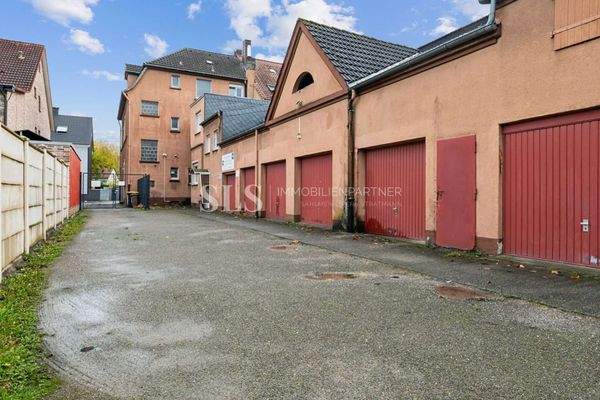 Garagen und Rückansicht