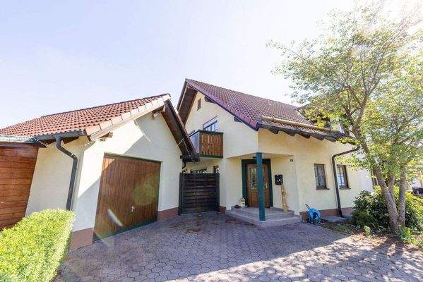 Garage mit Eingangsbereich.jpg