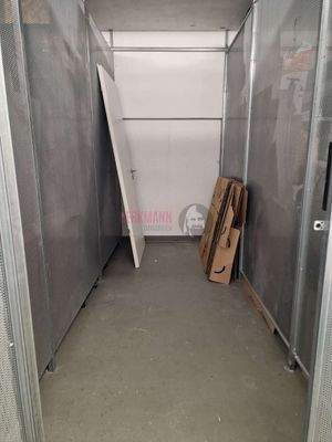 Kellerabteil mit Stromanschluss