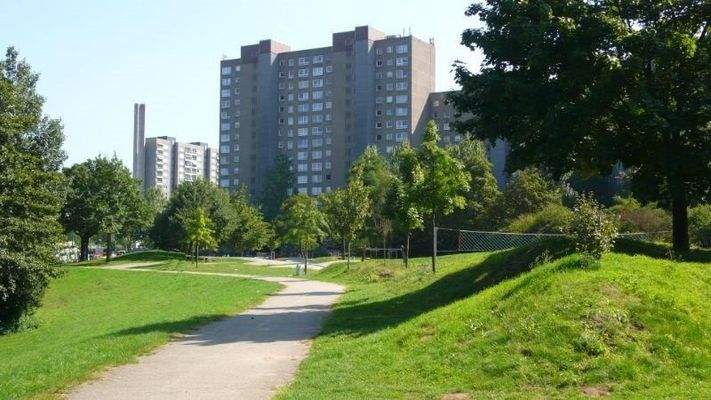 Ansicht Wohngebäude aus nahgelegenem Park