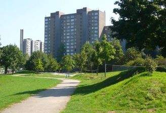 Ansicht Wohngebäude aus nahgelegenem Park