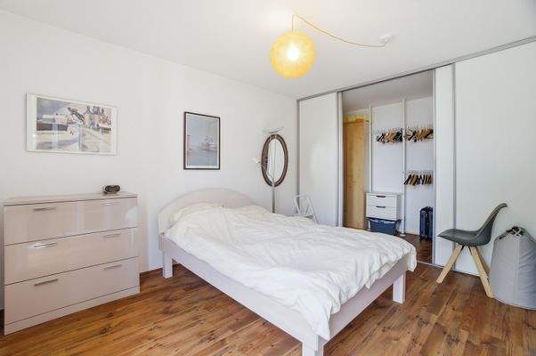 Schlafzimmer mit begehbarem Kleiderschrank