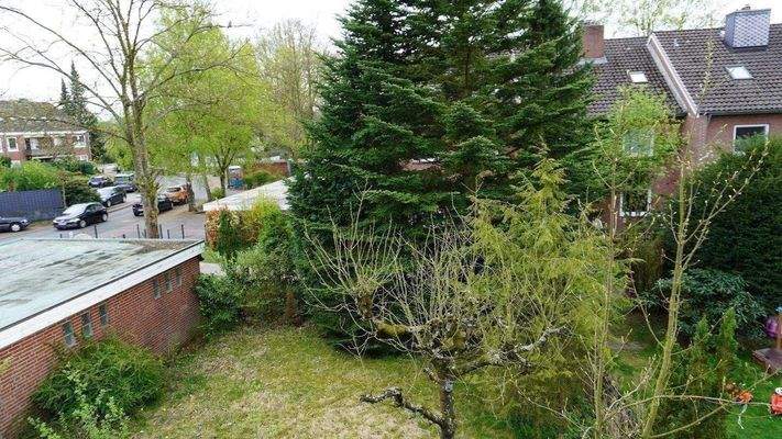 1. OG Balkon mit Blick in den Garten 
