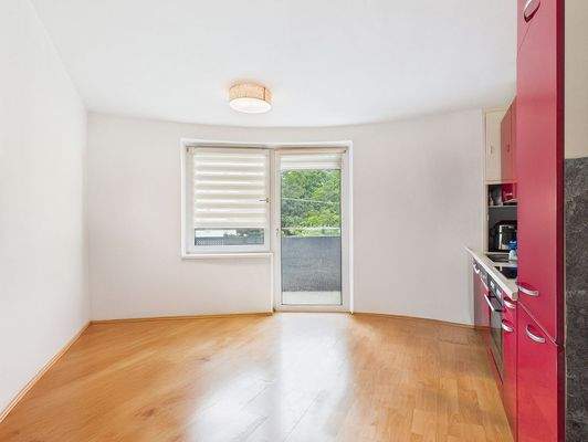 Wohnzimmer mit Zugang zum Balkon