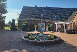 Ansicht Haus mit Brunnen
