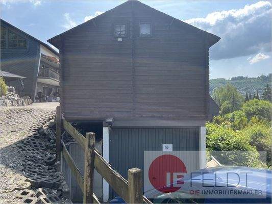 Einfahrt mit Garage und Gartenhaus