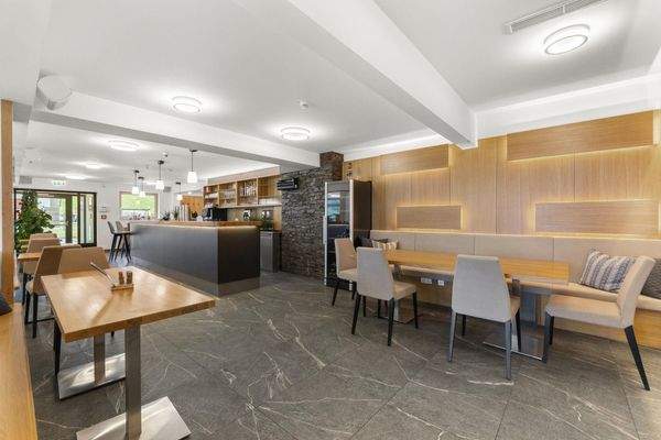 Sitzgruppen und Theke