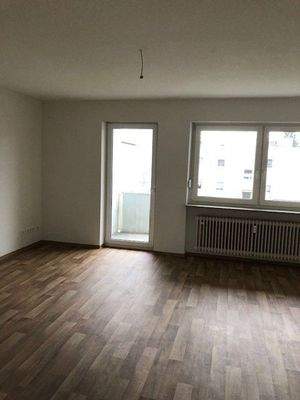 Wohnzimmer mit Balkon.jpg