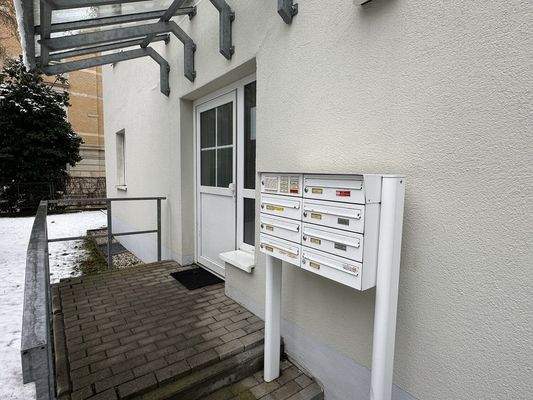 Hauseingangsbereich mit Briefkastenanlage