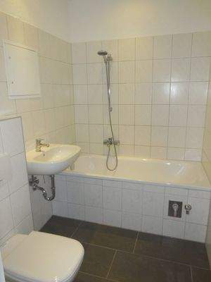 modernes Bad mit Wanne