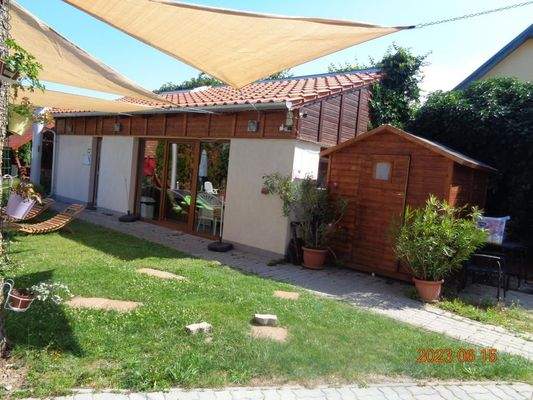 Nebengebäude mit Wellnessbereich