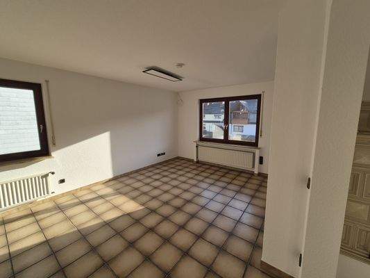 Wohnzimmer offener Übergang zum Esszimmer mit Kachelofen 1.OG