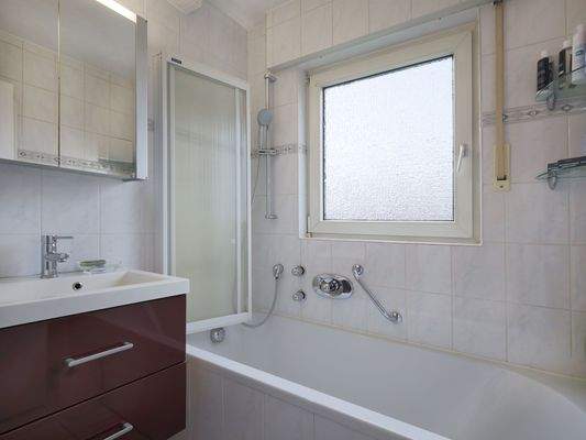 Tageslichtbadezimmer mit Duschwanne