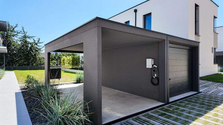 Carport + Ladestation + Garage