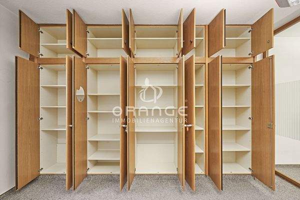 Sehr viel Stauraum ist in den großen Schränken ist vorhanden