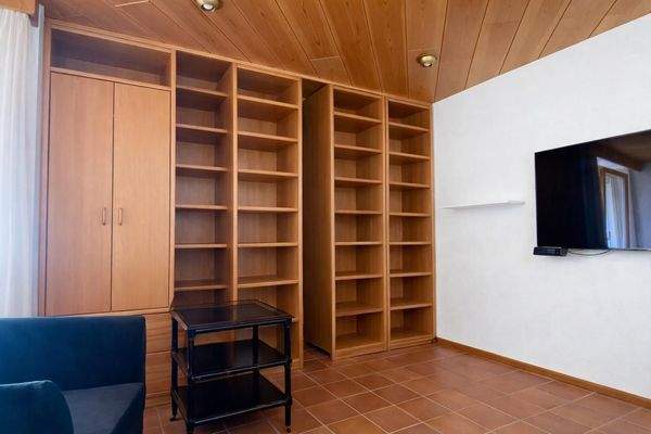 Viel Stauraum im Office mit verschiebare Regale