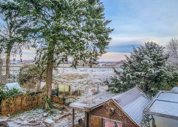 TEAM 4you: Mehrgenerationenhaus mit 2 Wohnungen, Kamin, großer Terrasse, Garten und 3 Garagen