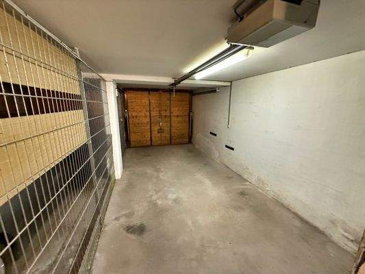 Garage mit elektr. Torantrieb