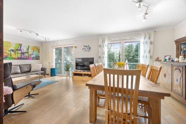 und großem Essbereich