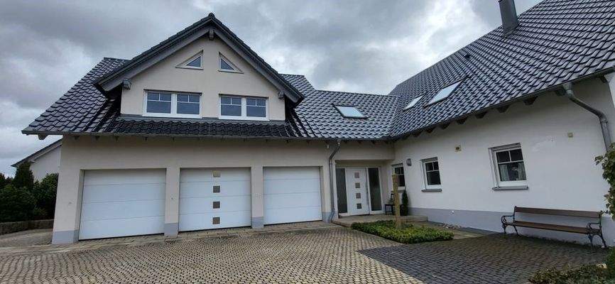 Hauszugang mit Garagen