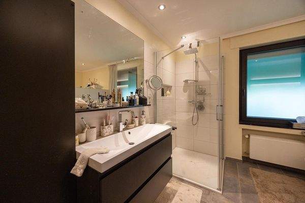 OG: Tageslichtbad mit Dusche