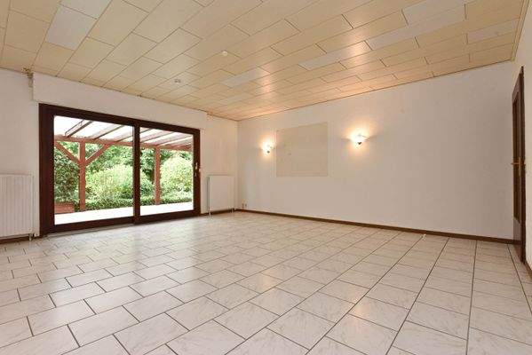 Wohnzimmer mit Zugang zur Terrasse 