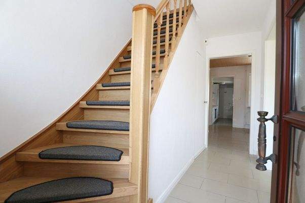 Eingangsbereich + Treppe