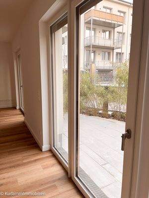 Wohnraum mit Blick zur Terrasse