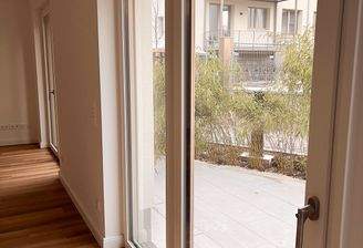 Wohnraum mit Blick zur Terrasse