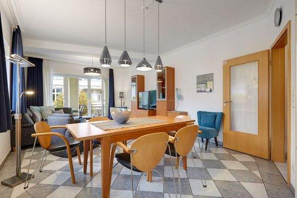 Wohnraum mit Balkonzugang