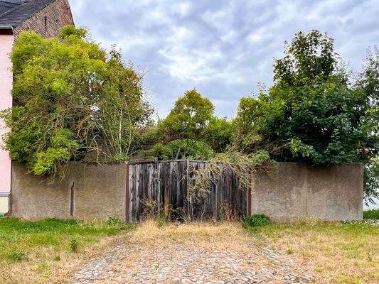 Verfallenne Zufahrt Rückseite