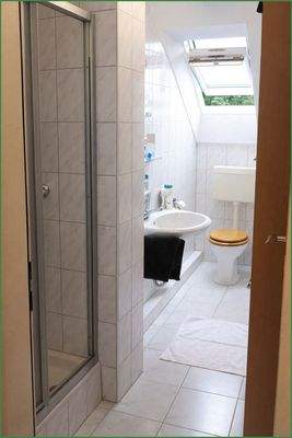 Badezimmer mit Tageslicht und Dusche