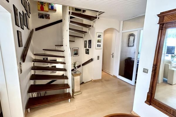 Treppenaufgang und Garderobennische