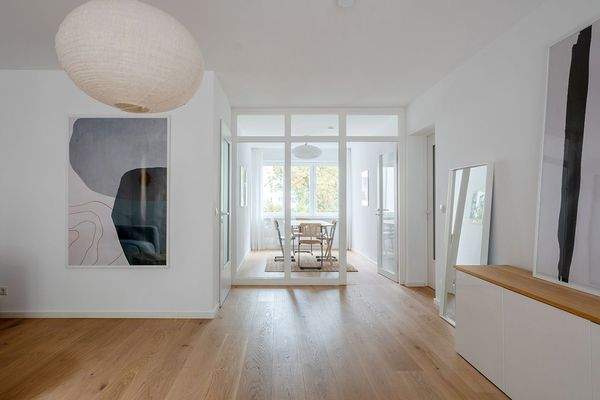 Wohnzimmer mit Blick in Zimmer 1