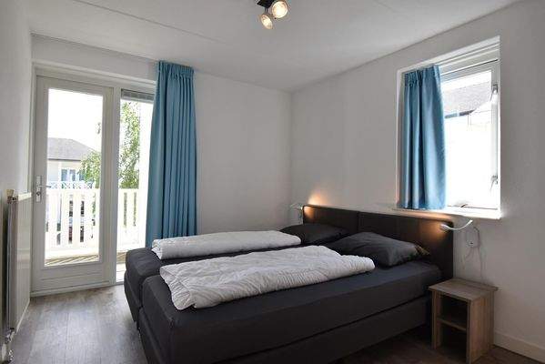 ferienwohnung-schlafzimmer-cape-helius-balcony-zugang-boxspring004