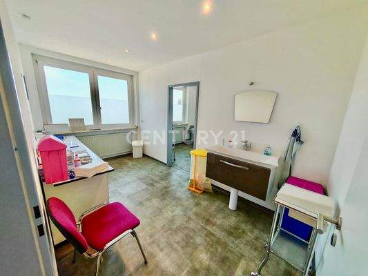 1. lichtdurchflutetes Behandlungszimmer