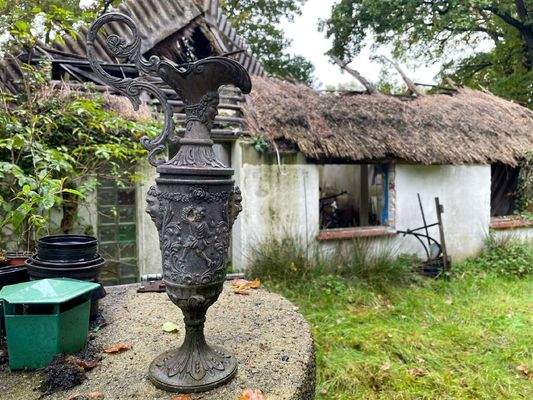 Alter Brunnen/ Im Hintergrund uralte Ruine