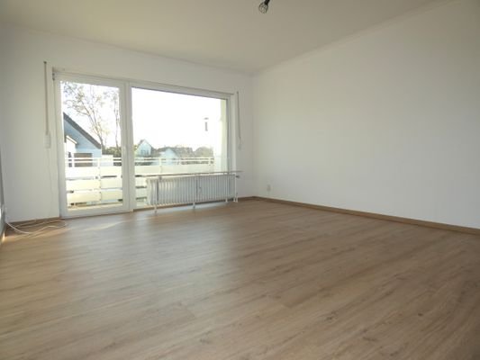 Wohnzimmer mit Zugang zum Balkon