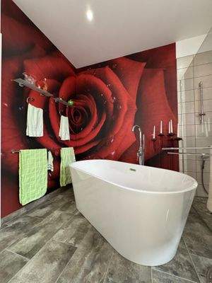 freistehende Badewanne im Hauptbad