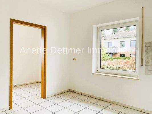 Küche mit Zugang zu einem Haus-Wirtschafts-Raum