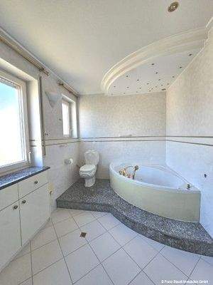 Tageslichtbad mit Wanne/WC OG