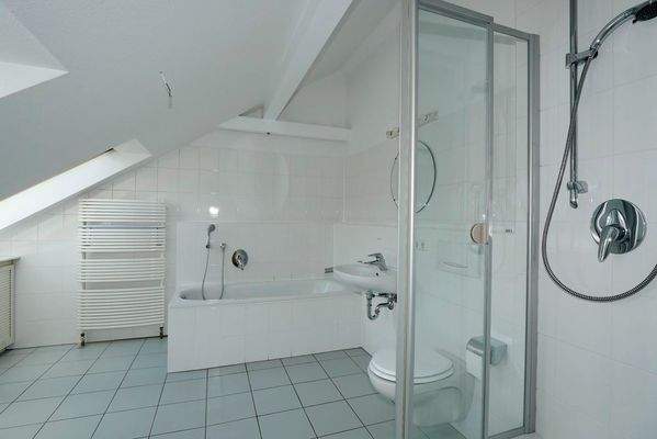 ...mit Wanne und Dusche