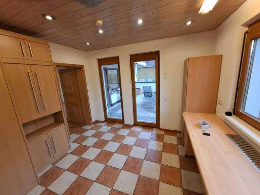 EG: Büro mit Zugang zum Freisitz