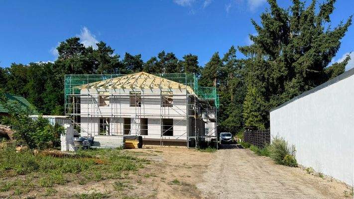 Blick und Zufahrt zum Doppelhaus