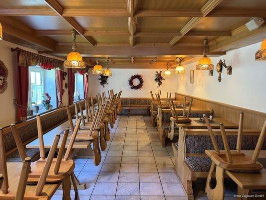 inladende Gaststube mit traditionellem Flair